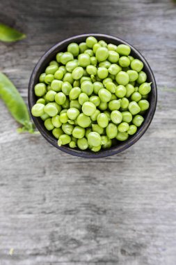 bir tabak içinde taze yeşil bezelye