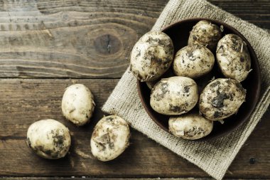 Genç Çiğ patates Üstten Görünüm alanı metin için