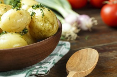 Genç patates sebze ile