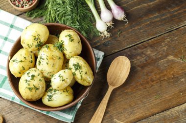 Genç patates sebze ile