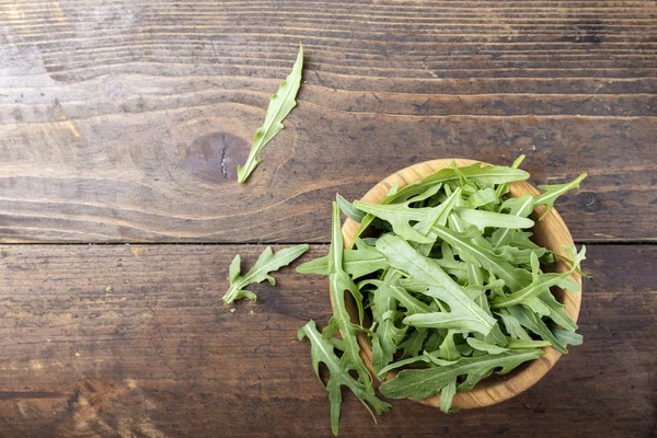 Hojas frescas de rúcula, rúcula, rúcula fresca en un plato, espacio para —  Fotos de Stock