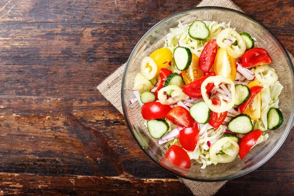 Salade de légumes dans une assiette. vue de dessus — Photo