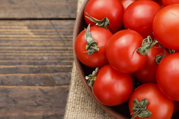 Свежие помидоры. Он может быть использован в качестве фона. (селективная фокусировка ) — стоковое фото