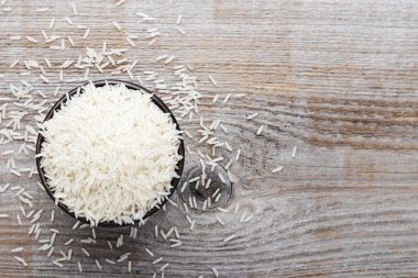 ahşap bir arka plan üzerinde pirinç