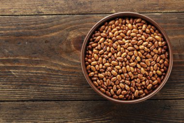 kahverengi fasulye bir tabağa ahşap arka plan