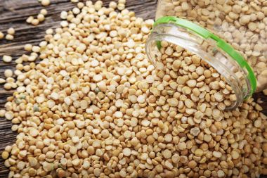 ahşap arka plan üzerinde dağınık sarı bezelye