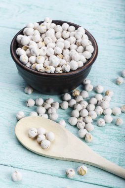 Bir tabak içinde çiğ nohut
