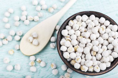 Bir tabak içinde çiğ nohut