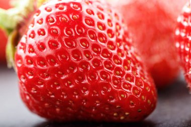 olgun çilek yıkanmış