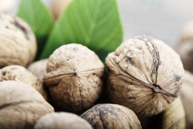 Tahta arka planda bir kasede ceviz.