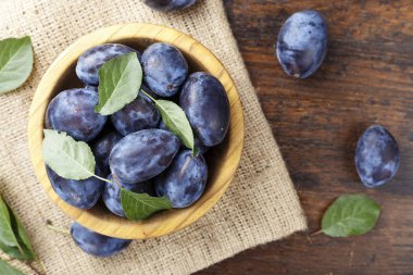 bir tabak içinde olgun Erik