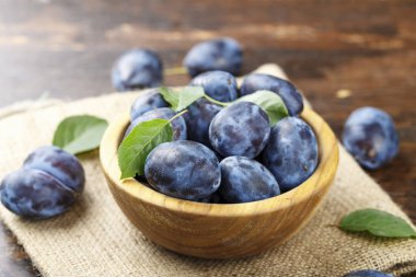 bir tabak içinde olgun Erik