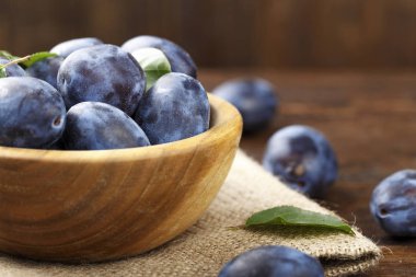 bir tabak içinde olgun Erik