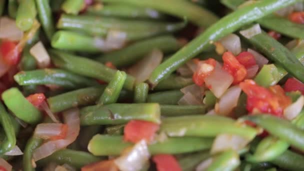 Asperges bonen zijn gebakken in een koekenpan — Stockvideo