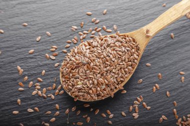 içinde bir kaşık keten tohumu