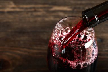 kırmızı şarap bir şişe dökülür