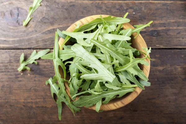 Frunzele proaspete de arugula, rucola, rucola proaspătă într-o farfurie, spațiu fo — Fotografie, imagine de stoc