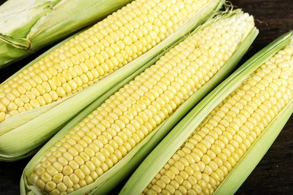 Friss kukorica, kukorica a cob, közelkép, háttér, felülnézet — Stock Fotó