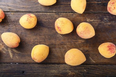 Kayısı. Ahşap beyaz arka plan üzerinde en iyi olgunlaşmış taze kayısı 