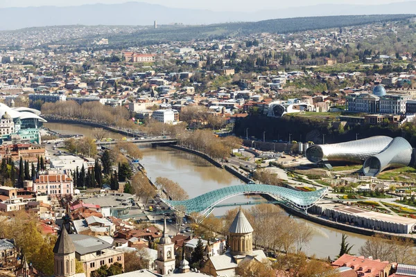 Béke-híd a nap folyamán Tbiliszi — Stock Fotó