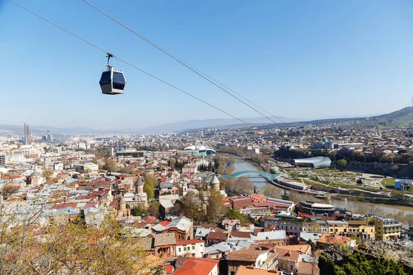 Kolejką linową nad rzeką Kurą, w Tbilisi — Zdjęcie stockowe