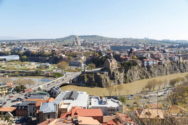 Widok z rzeki Kura, Tbilisi, Gruzja — Zdjęcie stockowe