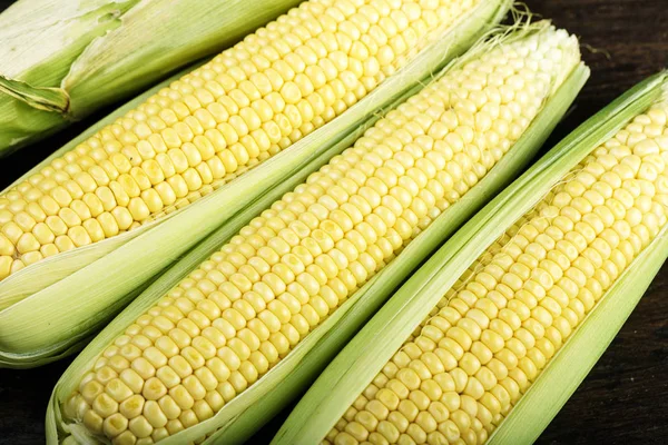 Fresh corn, corn on the cob, close-up, background, top view — Stock Photo, Image