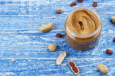 Fıstık ezmesi beyaz arka plan üzerinde