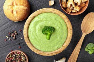 siyah bir zemin üzerine Kremalı brokoli çorbası