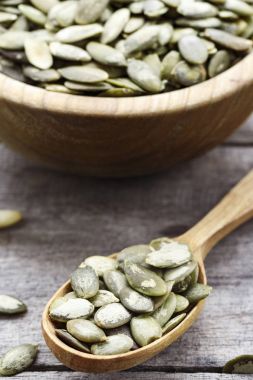 Tahta kaşıkta kabak çekirdeği