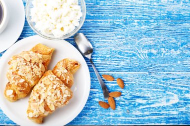 plaka top bir kruvasan görüntülemek