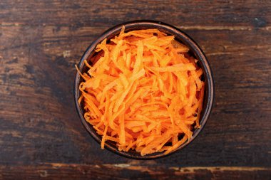 bir tabak içinde rendelenmiş havuç