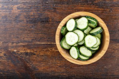 bir plaka üstten görünüm içinde dilim salatalık