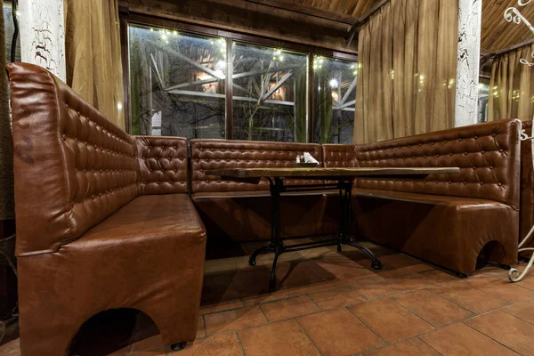 Deri kanepe restoranda içeren tablo — Stok fotoğraf