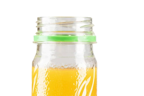 Openen van de fles met sinaasappelsap — Stockfoto