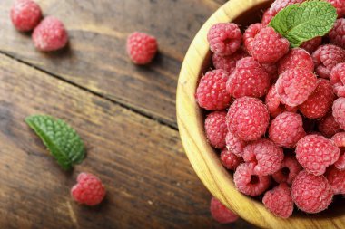 Tahta tabakta taze ahududu