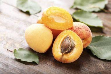 Kayısı meyve. Ahşap arka plan üzerinde taze organik kayısı.