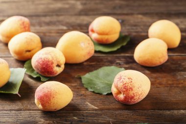 Kayısı. Ahşap beyaz arka plan üzerinde en iyi olgunlaşmış taze kayısı 