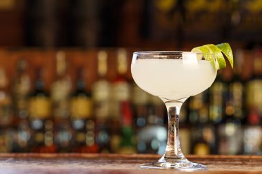 Metin için kokteyl ROM ve limonlu kokteyl yer