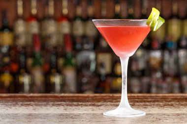 Klasik cosmopolitan kokteyl