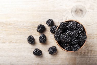 BlackBerry ahşap arka plan üzerinde. metin için yer. Üstten Görünüm