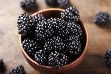 BlackBerry ahşap arka plan üzerinde. metin için yer. Üstten Görünüm