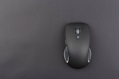 Siyah bir arka plan üzerinde PC fare