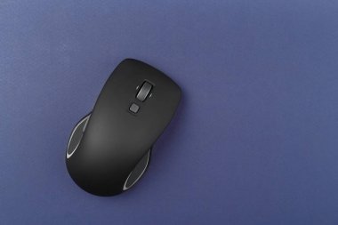 PC fare mavi bir arka plan üzerinde