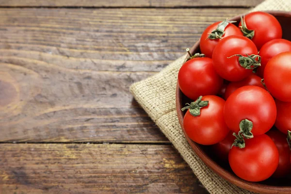 Färska tomater. Det kan användas som bakgrund. (selektiv fokus) — Stockfoto