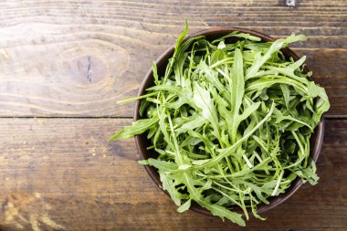 Taze roka yaprakları, rucola, bir tabak içinde taze rucola fo uzay