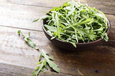 Taze roka yaprakları, rucola, bir tabak içinde taze rucola fo uzay