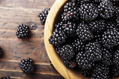 BlackBerry ahşap arka plan üzerinde. metin için yer. Üstten Görünüm