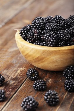 BlackBerry ahşap arka plan üzerinde. metin için yer. Üstten Görünüm