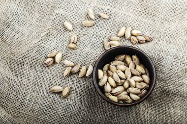 bir plaka üzerinde Sivas'tan Antep fıstığı